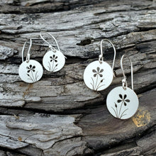 Load image into Gallery viewer, Flower Earrings